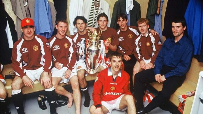 Man Utd, với thế hệ 1992 và những ngôi sao được mua về như Eric Cantona (đội mũ) và Roy Keane (phải), từng được xem là hình mẫu cho thành công nhờ xây dựng một tập thể mạnh từ các các tài năng học viện. Ảnh: Sky Sports