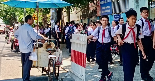 Sau các vụ ngộ độc ở Nha Trang, phụ huynh 'lên ruột' vì hàng rong vẫn bủa vây trường học