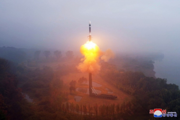 Eine Interkontinentalrakete hat mehrere Ziele in Nordkorea getroffen; die USA, Japan und Korea haben im Notfall eine gemeinsame Erklärung abgegeben und den Sicherheitsrat einberufen.