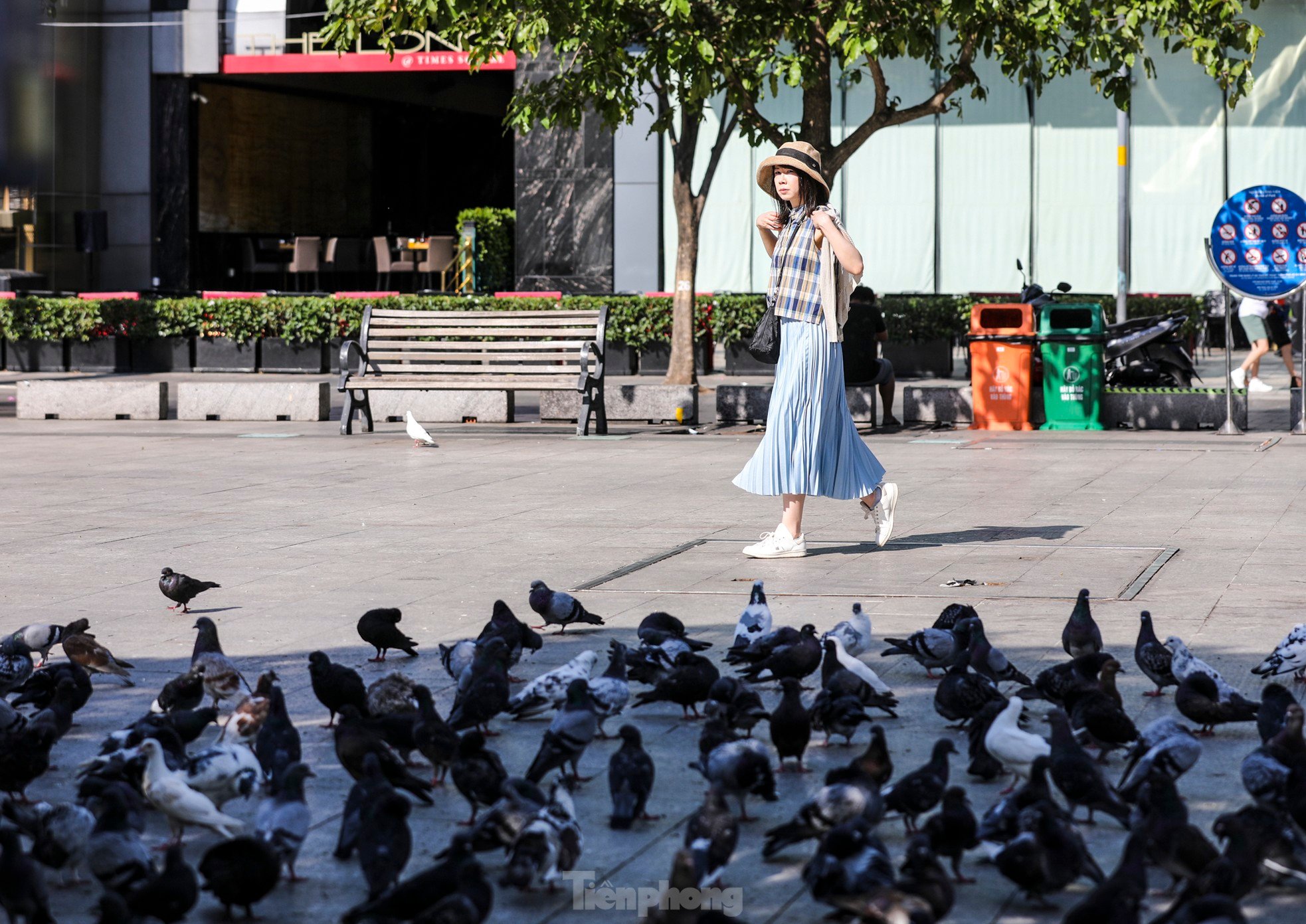 Ho Chi Minh City residents struggle under the heat of nearly 38 degrees Celsius photo 12