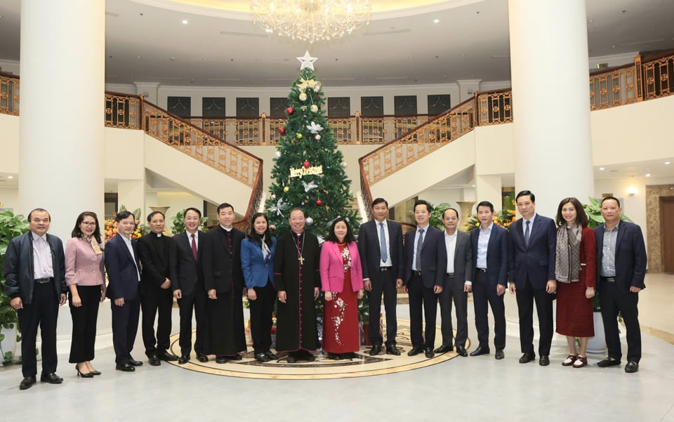 Secretary of the Hanoi Party Committee Bui Thi Minh Hoai and the Hanoi delegation with Archbishop of Hanoi Archdiocese Joseph Vu Van Thien and dignitaries of the Hanoi Archdiocese.