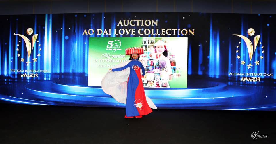 Subasta benéfica de Ao Dai de Love Collection en VIA 2024. Foto: Vu Kim Thanh