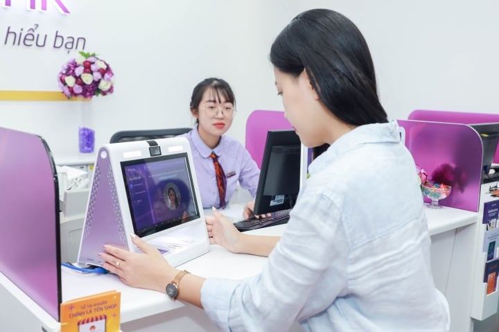 Customers come to TPBank to make transactions quickly without paperwork.