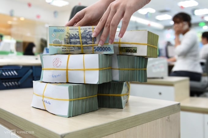 Transaction at a commercial bank. Photo: Thanh Tung.