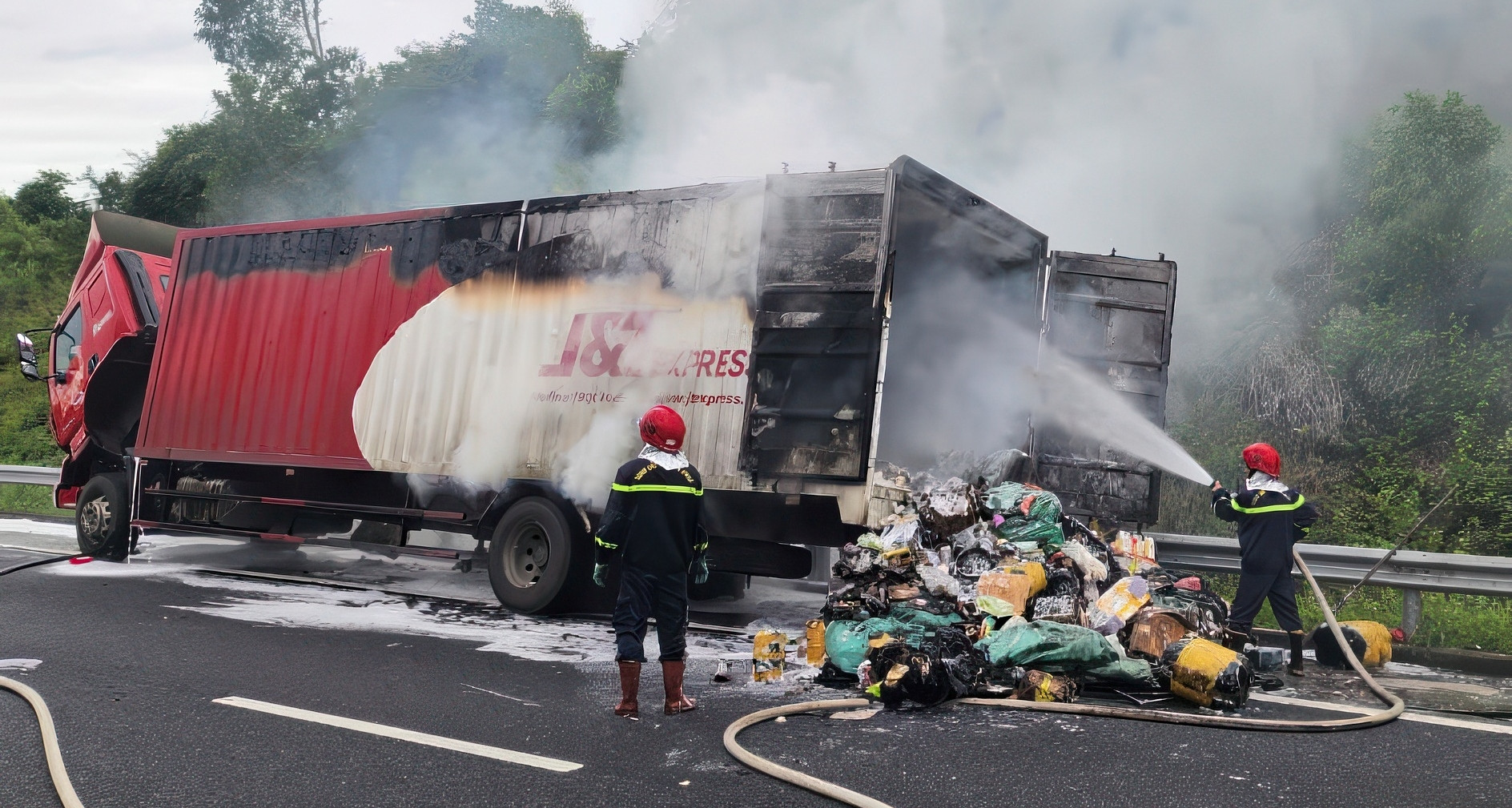 Express delivery truck catches fire on highway in Quang Ngai