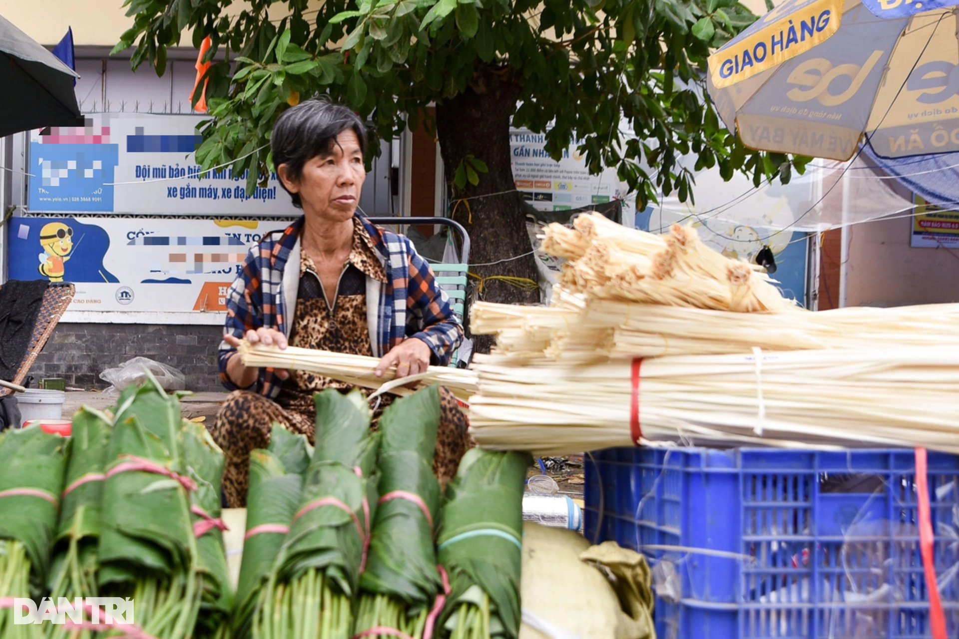 Tiểu thương bán tháo lá dong tại khu chợ một năm mở một lần ở TPHCM - 5