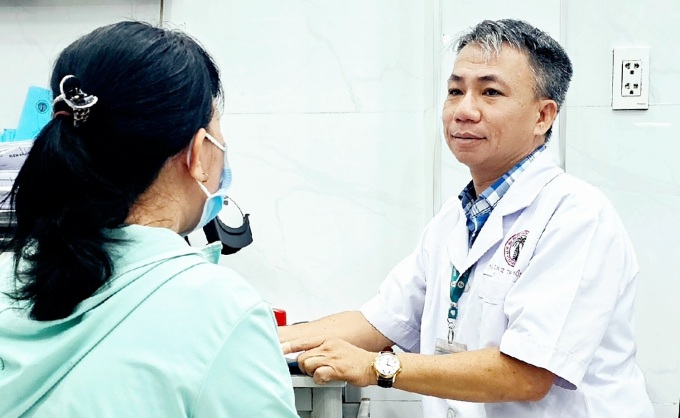 แพทย์ Tran Chi Khoi กำลังตรวจคนไข้ ภาพ: เล ฟอง