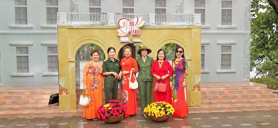 Des habitants et des vétérans découvrent le modèle des anciennes maisons de Hanoi lors du Festival d'automne de Hanoi 2024. Photo : Hoai Nam