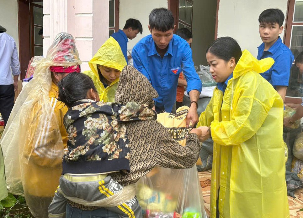 Thanh niên Cần Thơ vượt nghìn cây số tặng quà an sinh cho người dân Sơn La bị ảnh hưởng bởi bão Yagi - Ảnh 3.