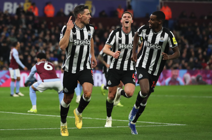 Trung vệ Newcastle Fabian Schar ghi hai bàn khi Newcastle hạ Aston Villa 3-1 hôm 31/1. Ảnh: Reuters