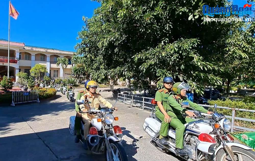 La police de la ville de Duc Pho a lancé un défilé pour promouvoir la sécurité routière.  