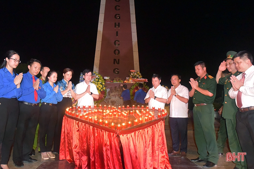 Les jeunes de Ha Tinh allument des bougies pour rendre hommage aux martyrs héroïques