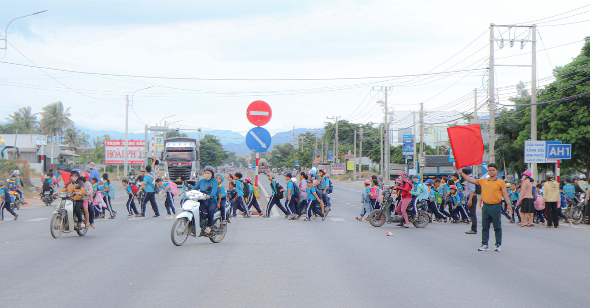 After class, teachers went to Highway 1 holding flags to 'ask for the right of way' for students.