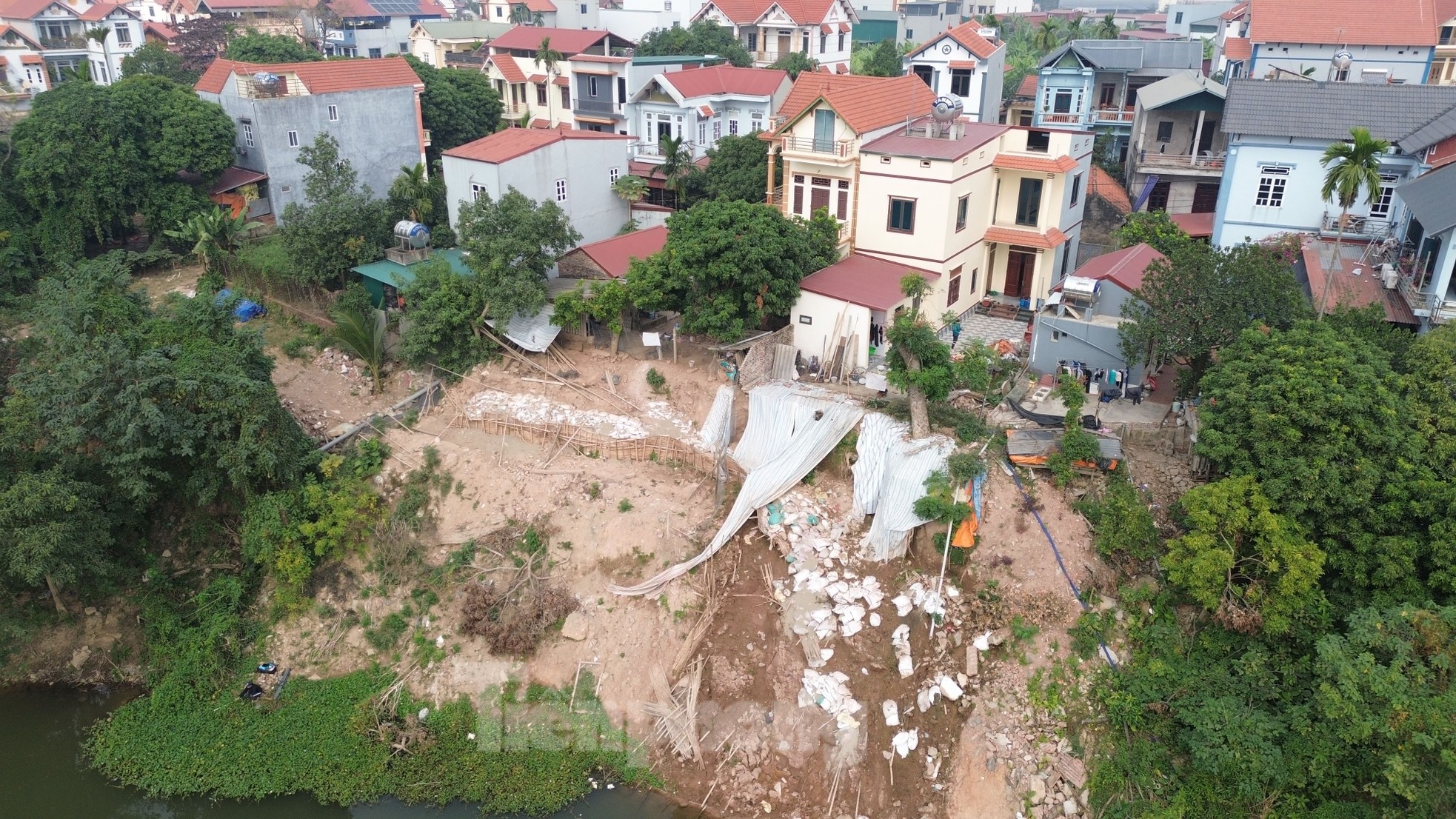 Hanoi : glissement de terrain sur une digue, maisons inclinées, fissurées, photo 2