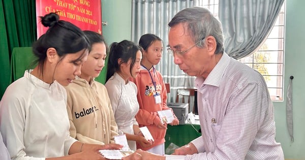 Le poète Thanh Thao attribue des bourses « My Teacher » aux étudiants de Son My