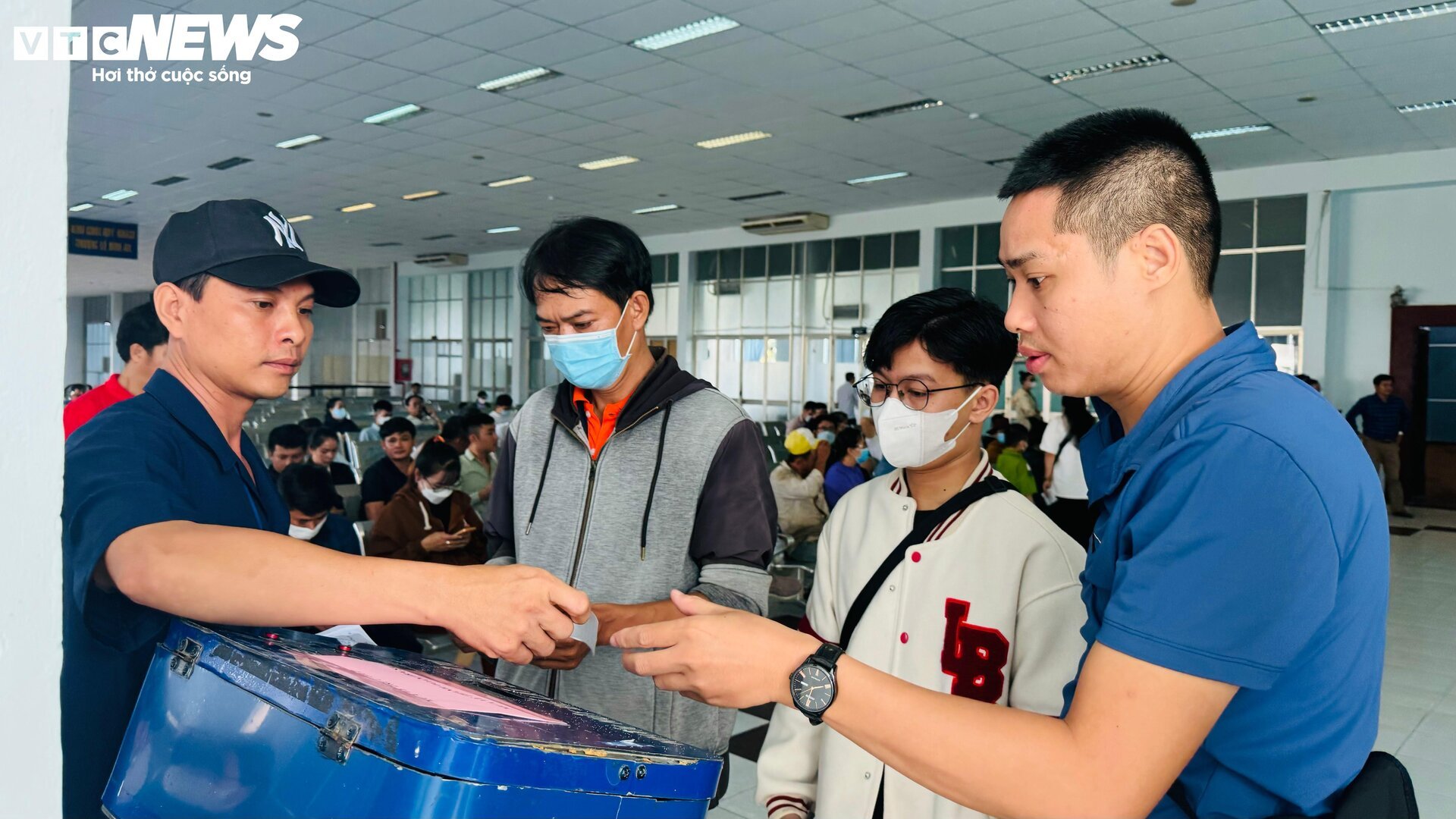 Der Bahnhof Saigon eröffnet am ersten Tag den Tet-Ticketverkauf, die Leute kaufen problemlos Tickets - 5