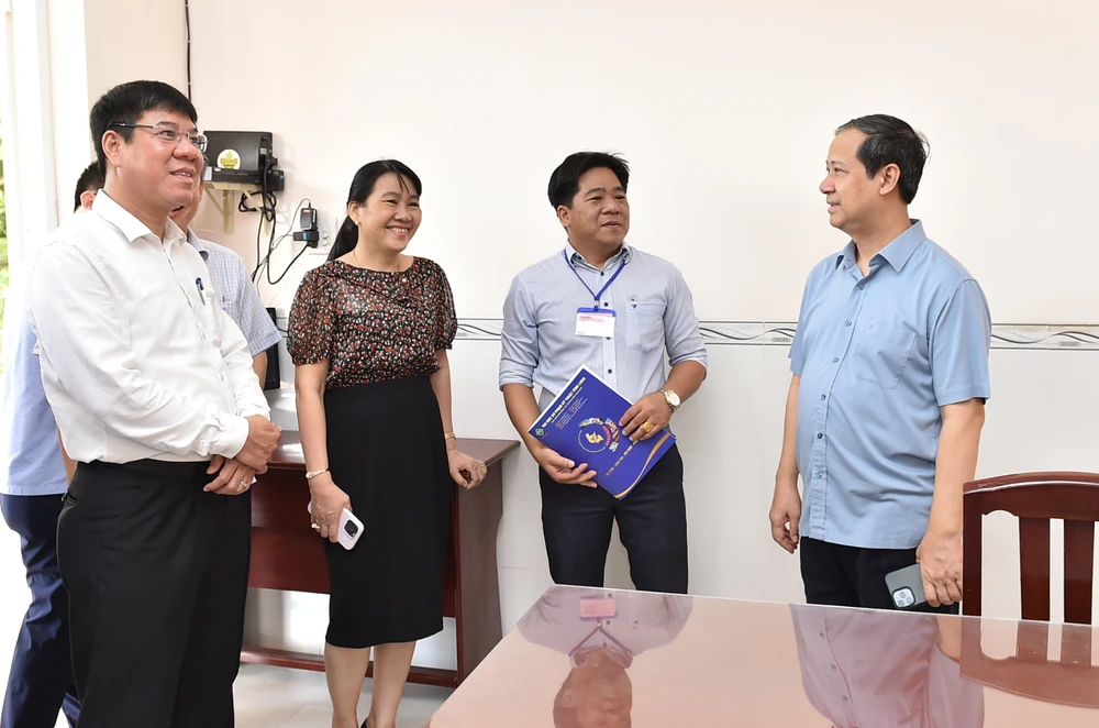 រដ្ឋមន្ត្រីក្រសួងអប់រំ និងបណ្តុះបណ្តាល លោក Nguyen Kim Son បានចុះពិនិត្យការប្រឡងត្រៀមប្រឡងនៅខេត្ត Hau Giang។ (រូបថត៖ PV/Vietnam+)