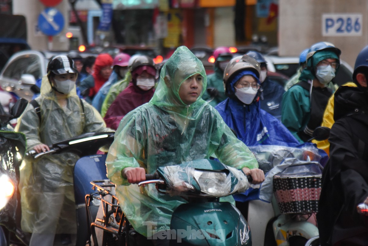 Muchas calles de Hanoi estuvieron congestionadas durante horas después de las fuertes lluvias que duraron desde la noche. Foto 5