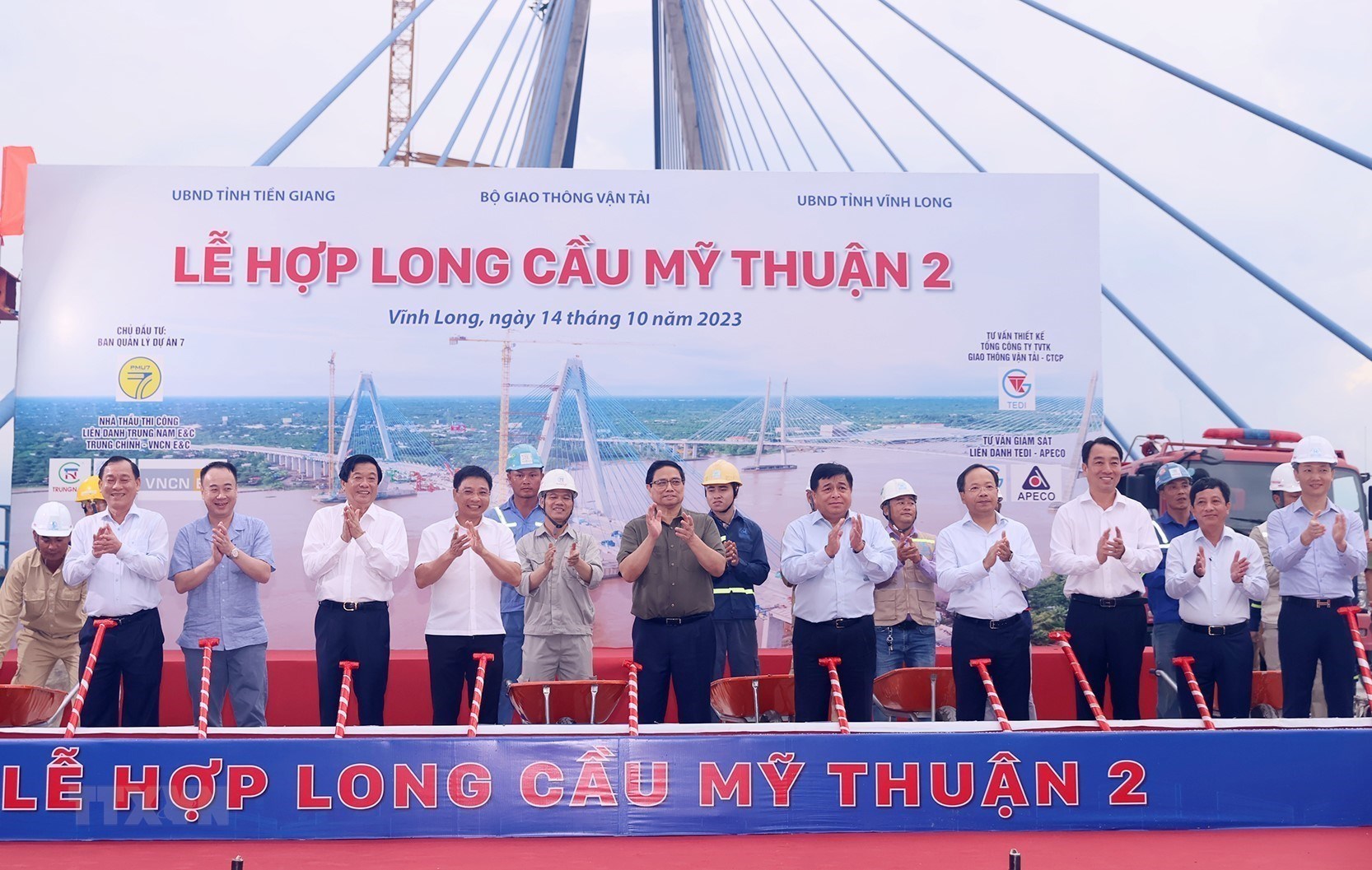 Thủ tướng Phạm Minh Chính dự lễ hợp long cầu Mỹ Thuận 2 - Ảnh 1.