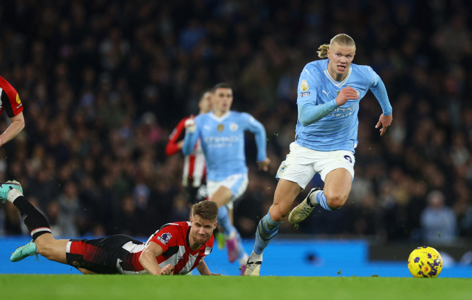 Haaland beschleunigte, nachdem Kristoffer Ajer ausgerutscht und hingefallen war, und verhalf Man City so am 20. Februar im Etihad Stadium in der 18. Runde der Premier League zu einem 1:0-Sieg gegen Brentford. Foto: Reuters