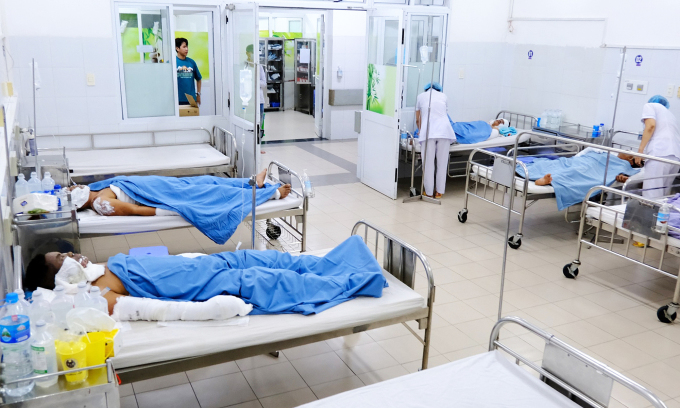 Patients are being treated at the Department of Burn Surgery, Da Nang Hospital, on the evening of November 3. Photo: Nguyen Dong