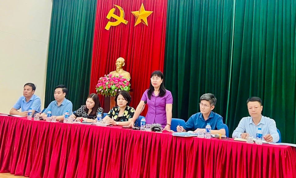 Vice Chairman of Nam Tu Liem District People's Committee Do Thi Thu Ha spoke at the meeting.