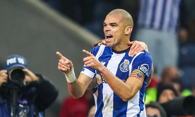 Pepe (trái) mừng bàn với đồng đội trong trận FC Porto 2-0 Royal Antwerp ở lượt thứ tư bảng H Champions League tối 7/11, trên sân Dragao. Ảnh: FC Porto