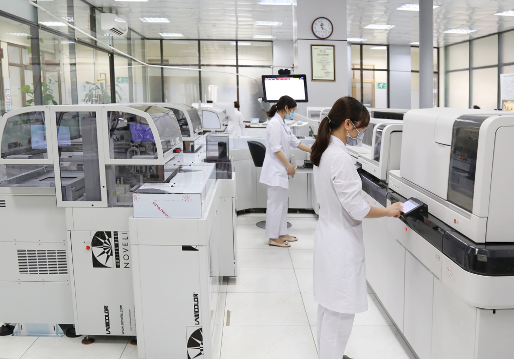 Synchronized biochemical testing equipment system at the Provincial General Hospital. Photo provided by the Provincial General Hospital.