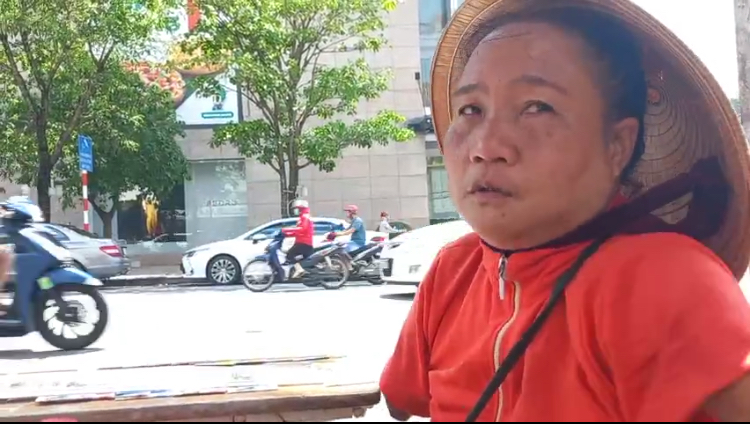 CLIP: Xót xa người bán vé số không tay, không chân bị lừa tráo 840 tờ - Ảnh 3.