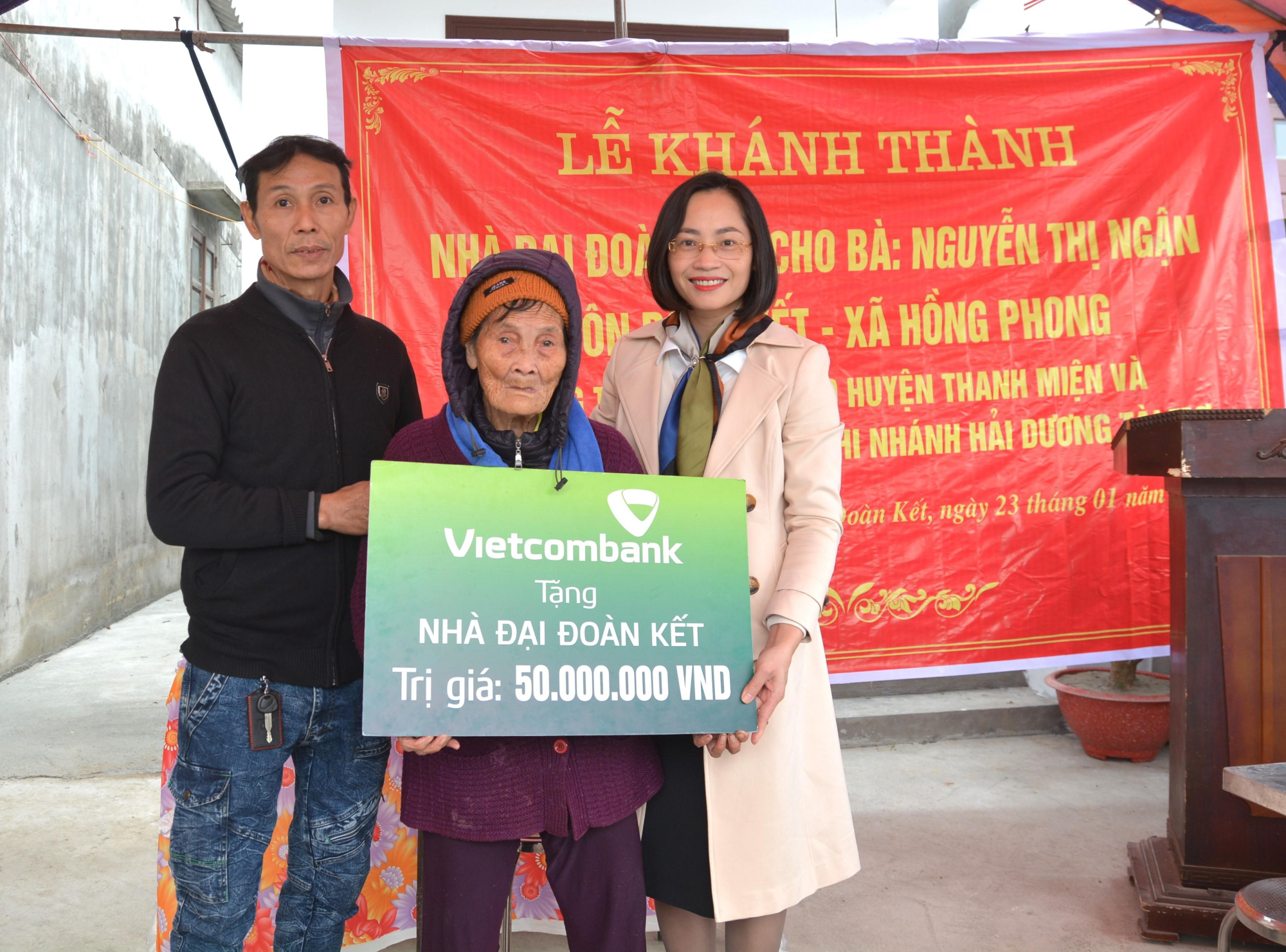 Vietcombank a inauguré de nombreuses maisons pour donner de la nourriture aux pauvres pendant les vacances du Têt photo 1