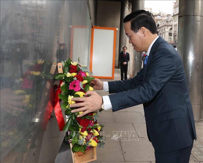 El presidente Vo Van Thuong depositó una ofrenda floral en el monumento conmemorativo del tío Ho en Londres, foto 1