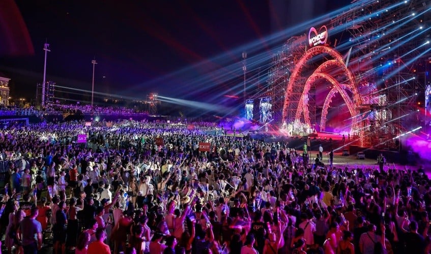 Ouvrez le pays magique des fêtes de fin d'année avec le supershow 8WONDER Winter 2024