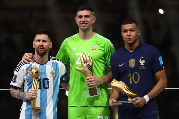 Messi (links) hält nach dem Endspiel am 18. Dezember neben Martinez und Mbappe den Goldenen Ball der Weltmeisterschaft 2022. Foto: Reuters