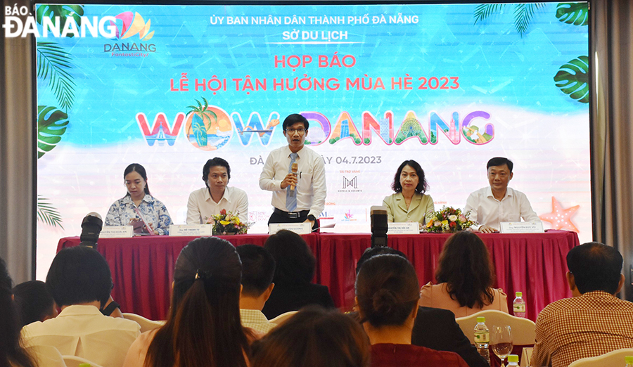 Quang cảnh ban tổ chức trả lời tại buổi họp báo. Ảnh: THU HÀ.