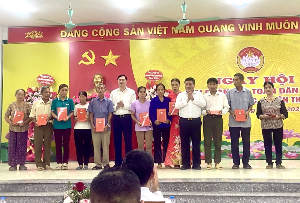 Les dirigeants du district de Thanh Tri offrent des cadeaux aux ménages presque pauvres qui ont fait de gros efforts pour sortir de la quasi-pauvreté.