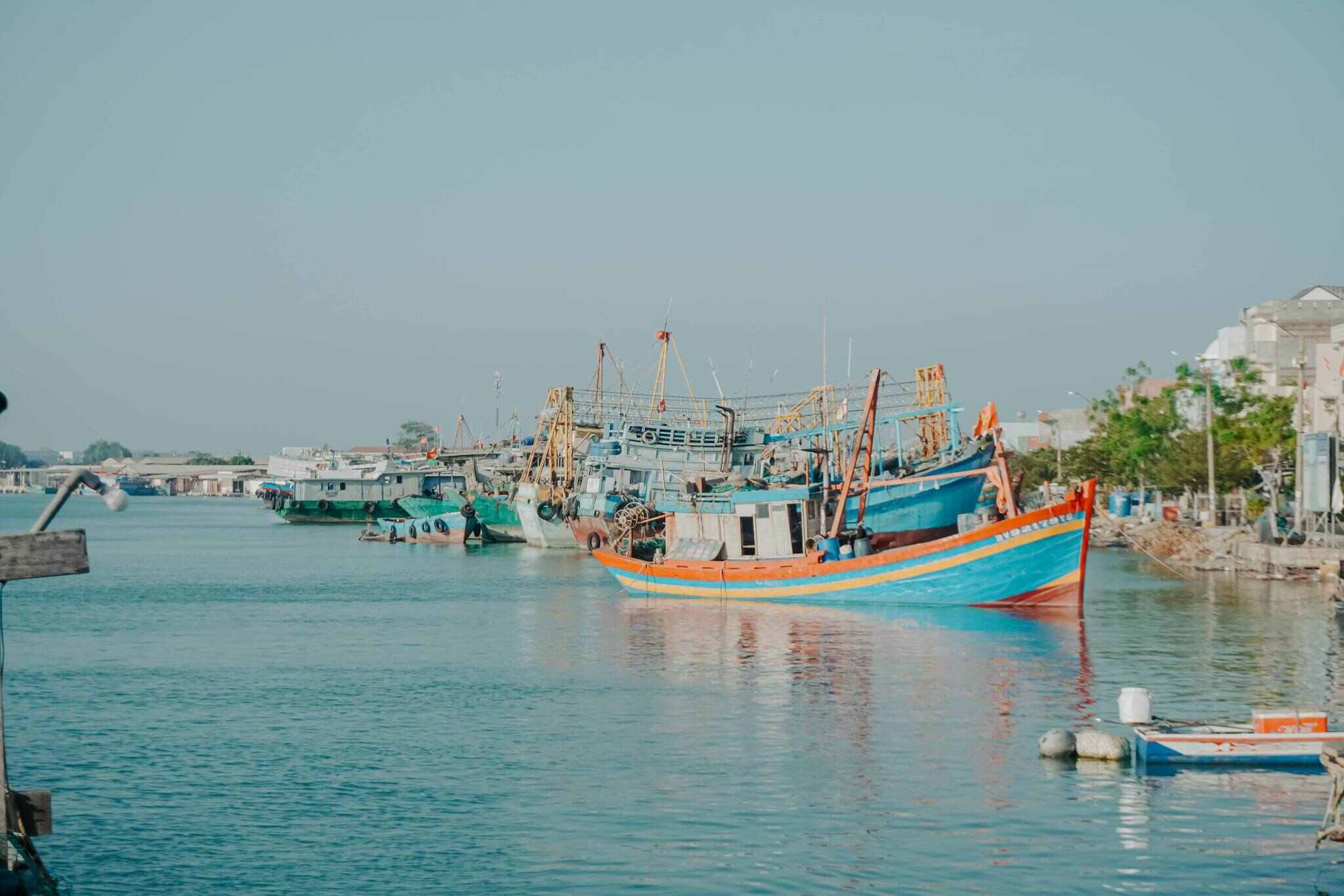 Ngoài khung cảnh đẹp như phim, nơi đây mang nhiều đặc điểm của một làng chài truyền thống với những nét hoang sơ dù cuộc sống của người dân đã no đủ, khấm khá. 