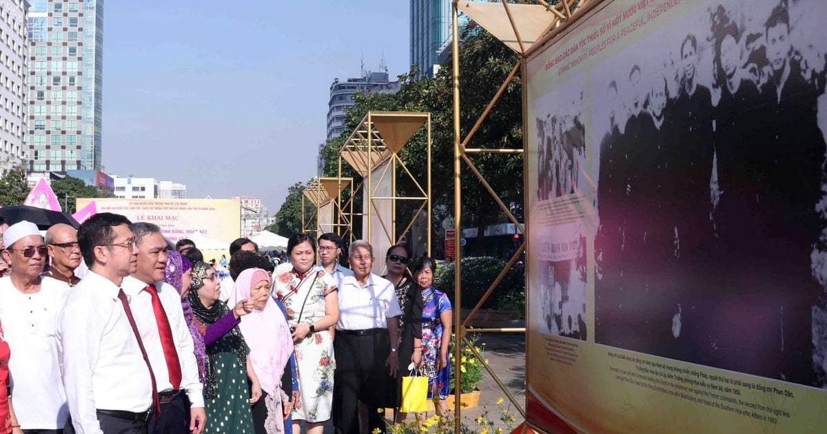 Eröffnung einer Fotoausstellung über ethnische Völker, die eine zivilisierte, moderne und liebevolle Ho-Chi-Minh-Stadt aufbauen und entwickeln