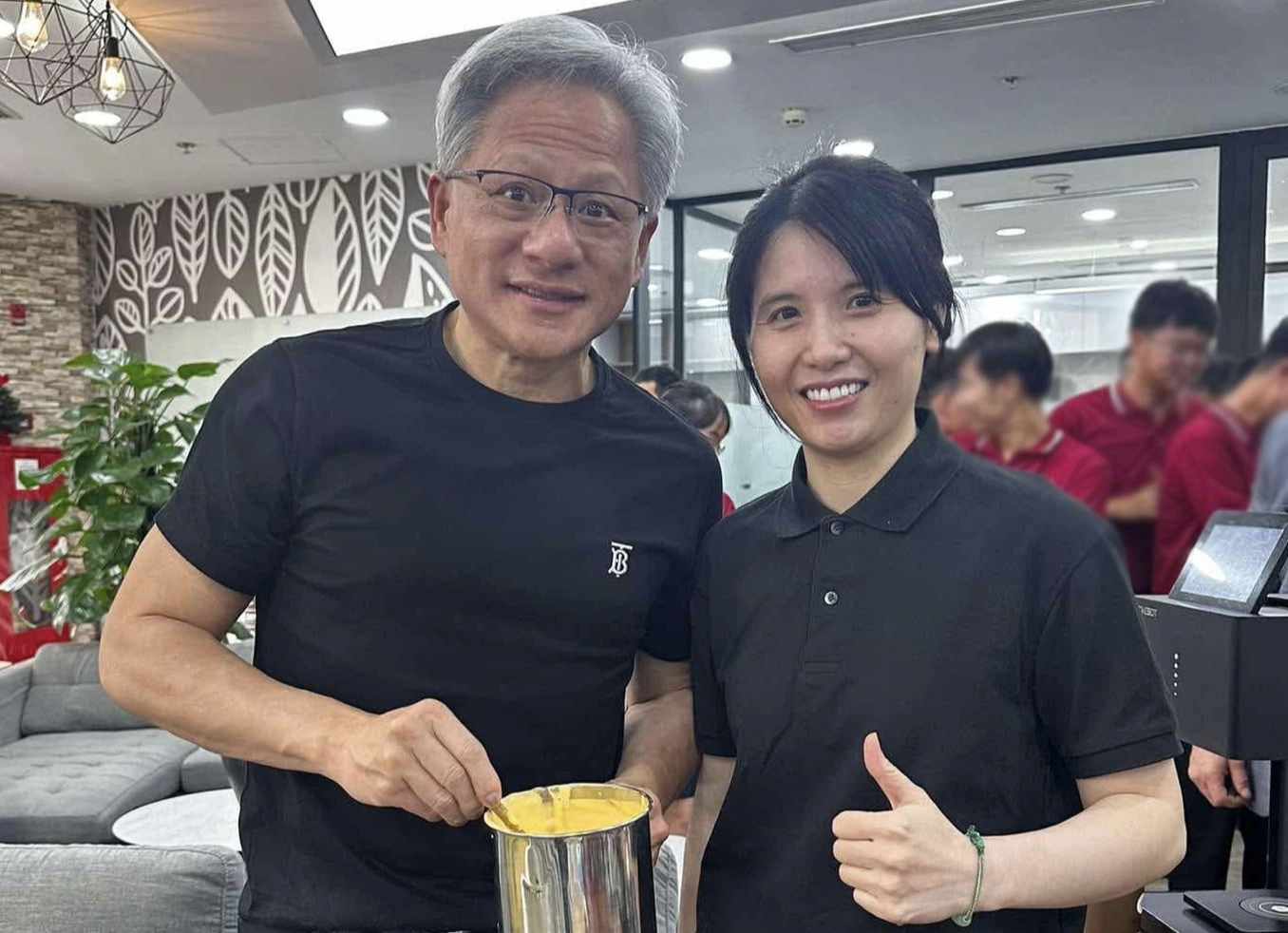 Un milliardaire américain dit une chose surprenante en dégustant le célèbre café aux œufs à Hanoi