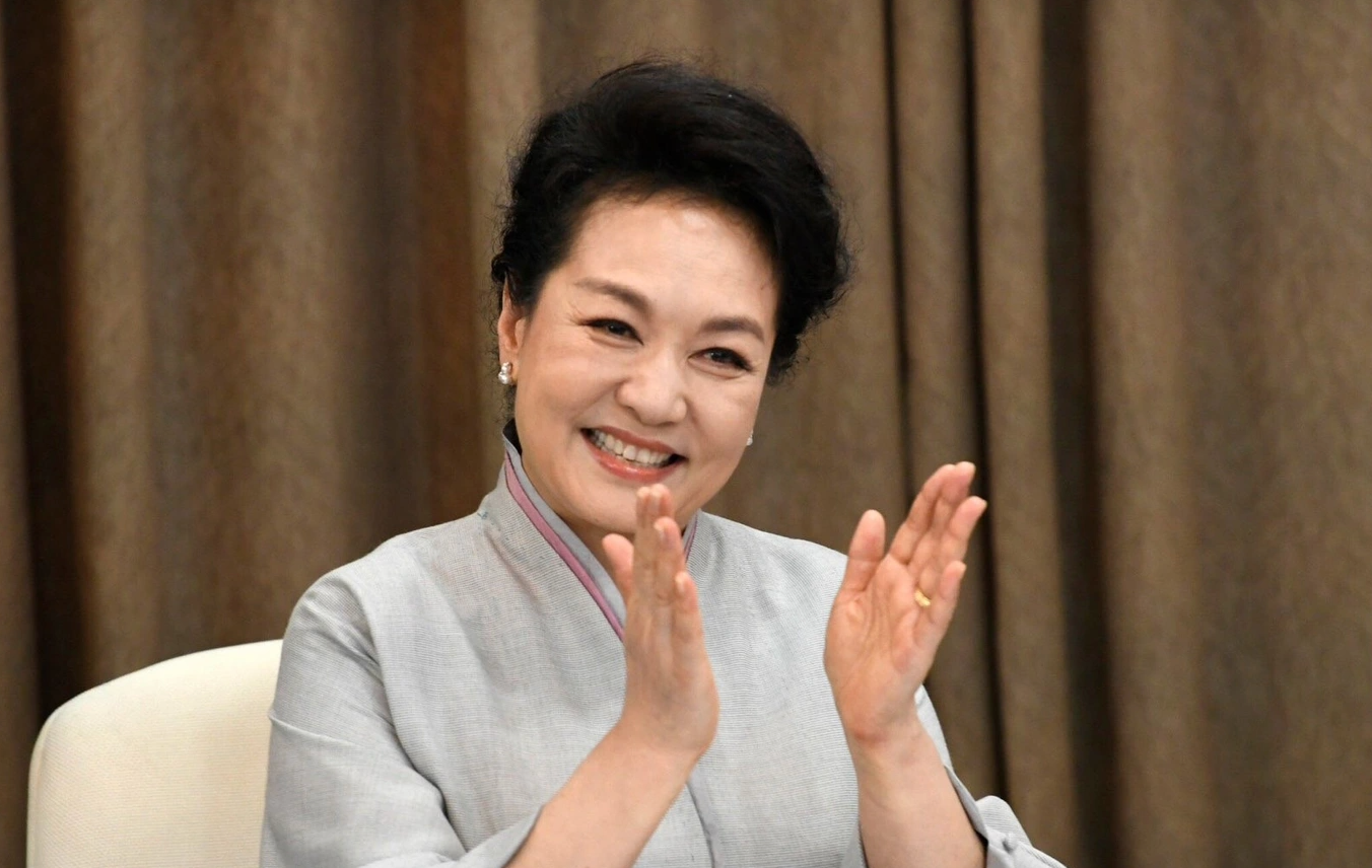 សាស្ត្រាចារ្យ Peng Liyuan សន្ទនាជាមួយនិស្សិតនៃសាកលវិទ្យាល័យជាតិវៀតណាម ទីក្រុងហាណូយ