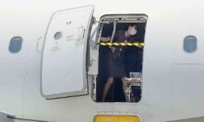 Una azafata bloqueó la salida de emergencia de un avión de Asiana Airlines durante un incidente el 26 de mayo. Foto: News1