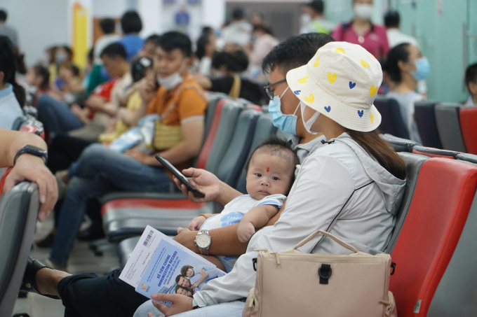 Eltern warten am 20. Mai im VNVC Hoang Van Thu, Bezirk Phu Nhuan, auf die Impfung. Foto: Minh Tam.