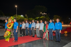 Youth light candles to pay tribute to heroic martyrs