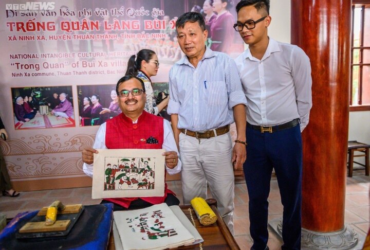 Foreign ambassadors experience making Dong Ho paintings, wearing Quan Ho costumes - 5
