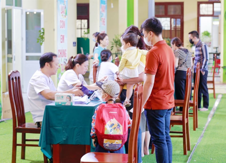 Am Impfzentrum der Gemeinde An Khanh, wo voraussichtlich fast 700 Kinder impfen werden, musste das Gesundheitszentrum des Bezirks Hoai Duc fünf Impfstraßen einrichten, um die Gemeinde zu unterstützen.