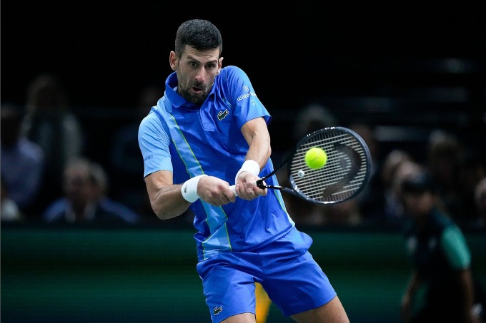 Djokovic đánh tới 101 cú trái cuối sân trong trận gặp Dimitrov ở chung kết Paris Masters hôm 5/11. Ảnh: AP