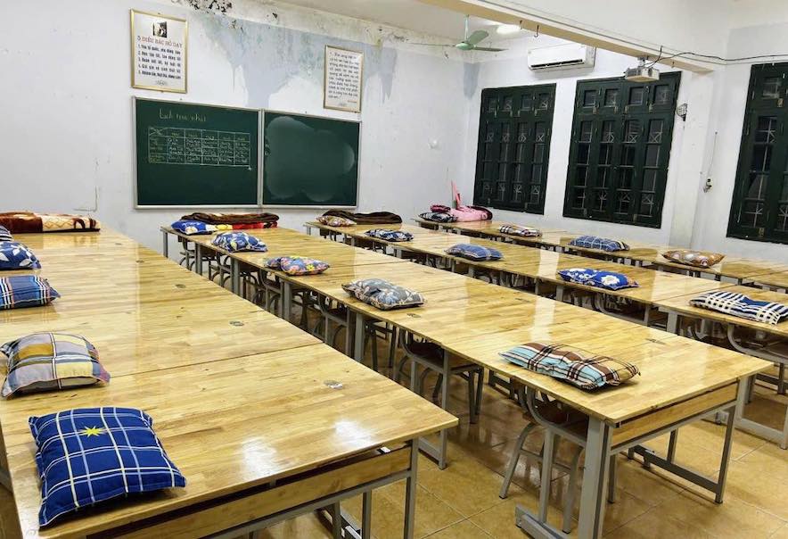 Phuc Dien Secondary School (Bac Tu Liem) also quickly and urgently prepared facilities, ready to welcome students, parents and local people to avoid flooding.