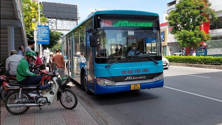 Hanoi plans to stop 6 bus routes from April 1. (Illustration photo)