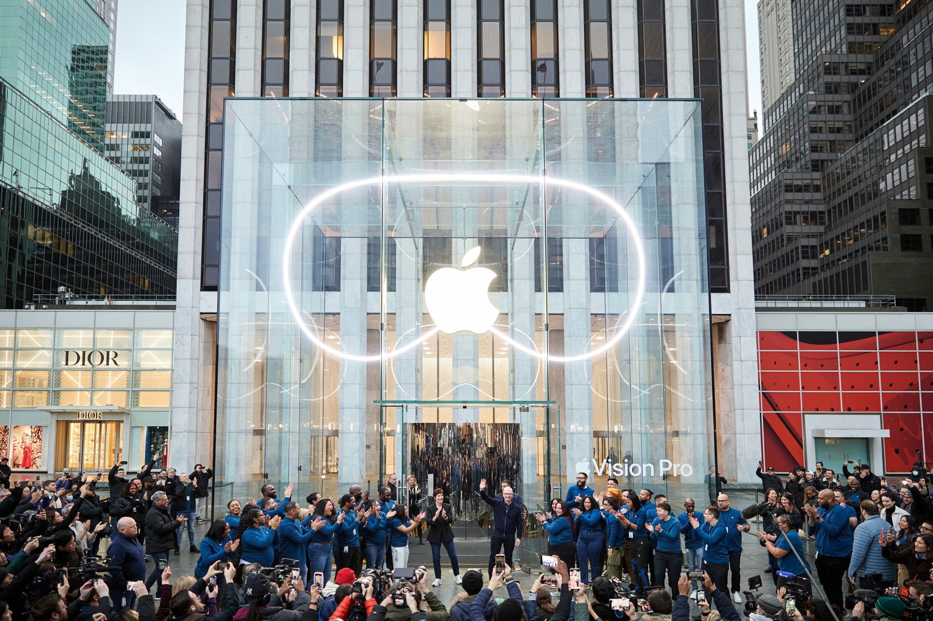 Los fanáticos de Apple hacen fila para comprar Vision Pro por 85 millones de dongs