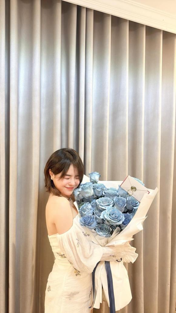 Thai Trinh a reçu des fleurs de son fiancé à l'occasion de leur anniversaire. Photo : Facebook du personnage
