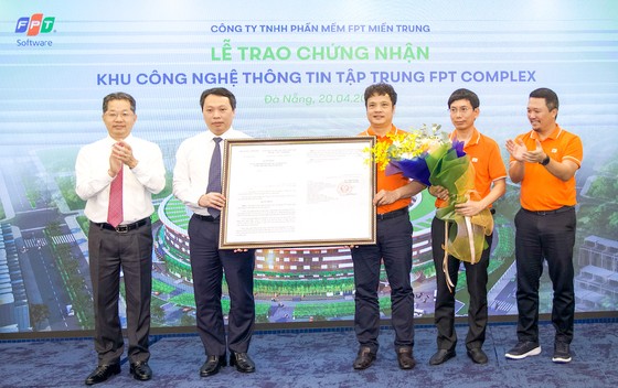 Representative of FPT Corporation received the decision to recognize FPT Office Complex (FPT Complex) as a concentrated IT park.